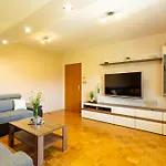 In The Village 아파트
